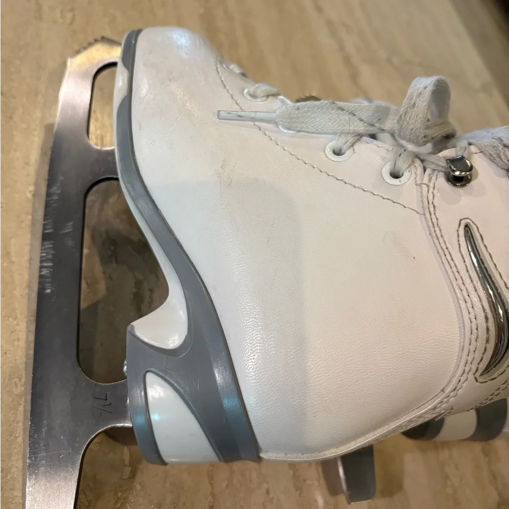 Soft Skate by Jackson Mark 1 White Figure Skates, 12J (12 Junior) Blade is 7 1/3 - Picture 14 of 16